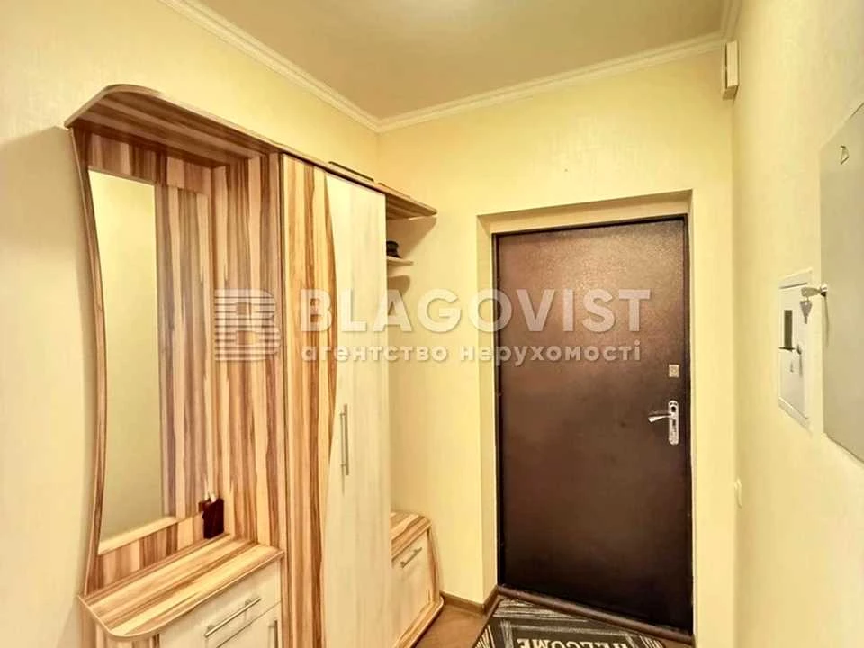 Apartment. Kyiv, Petra Hryhorenka Avenue.