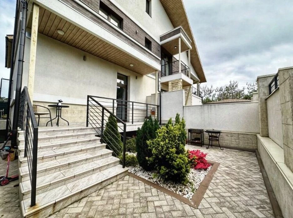 Luxurious duplex in Sauvignon with a pool