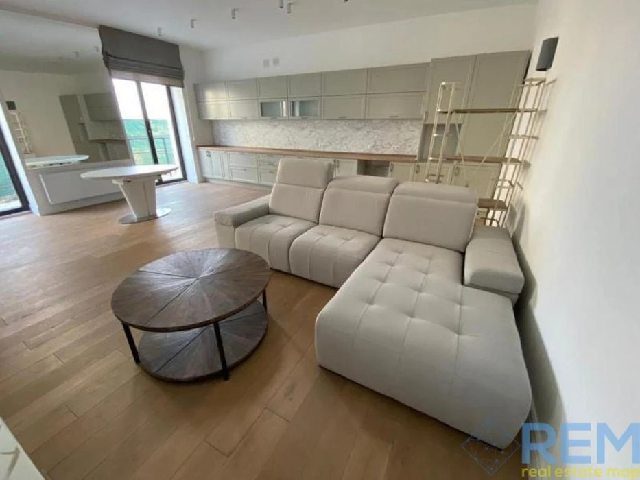Luxurious duplex in Sauvignon with a pool