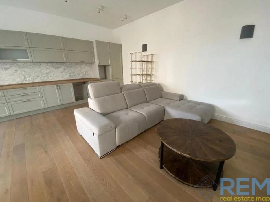 Luxurious duplex in Sauvignon with a pool