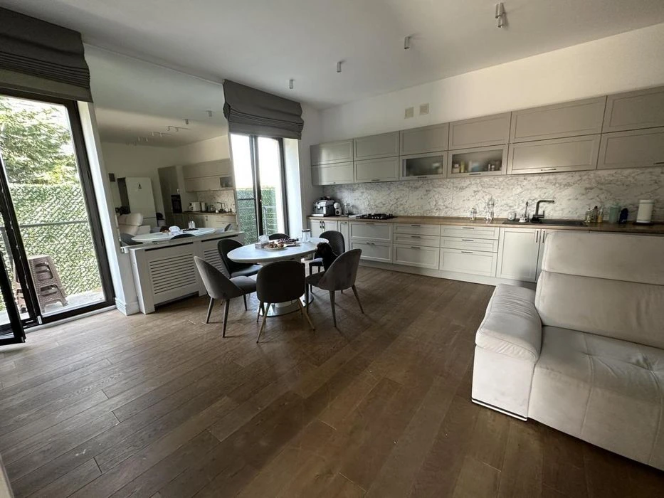 Luxurious duplex in Sauvignon with a pool