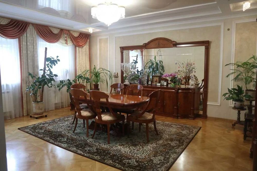 the house is in excellent condition. Sunny