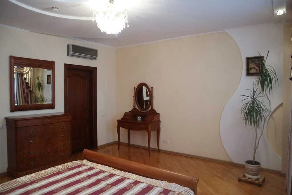 the house is in excellent condition. Sunny