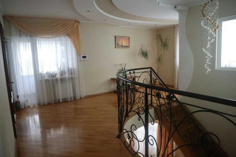 the house is in excellent condition. Sunny
