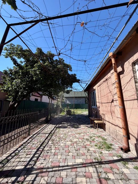 A GOOD HOUSE in the very center of the village of Kotovsky on Marselsk