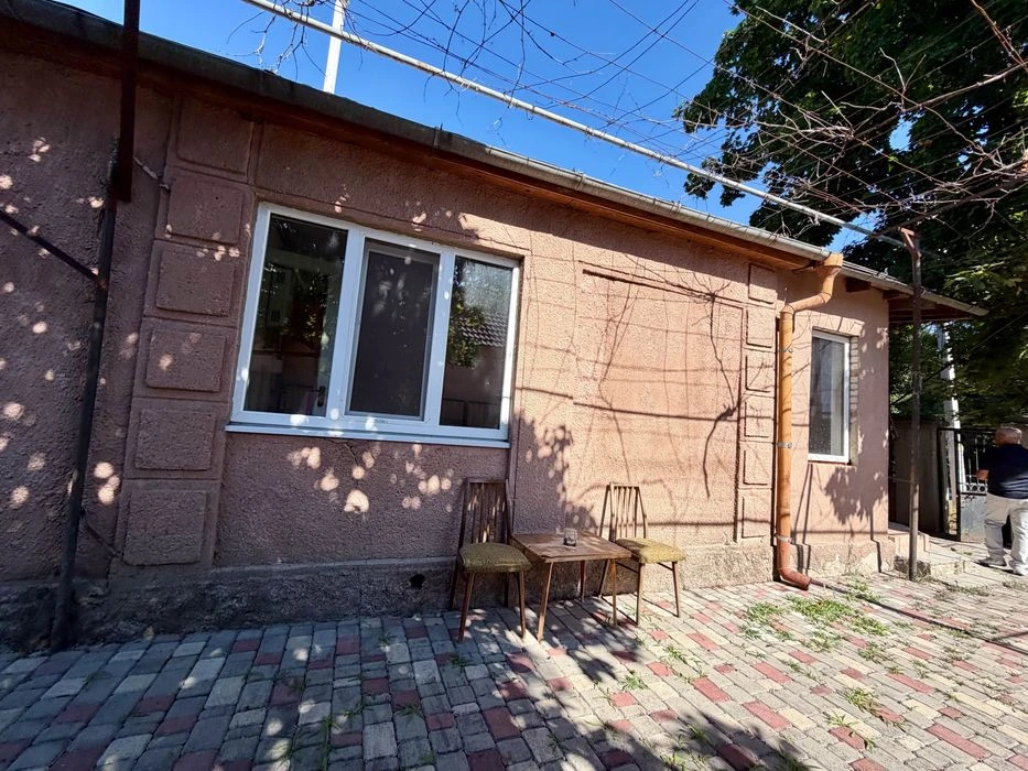 A GOOD HOUSE in the very center of the village of Kotovsky on Marselsk