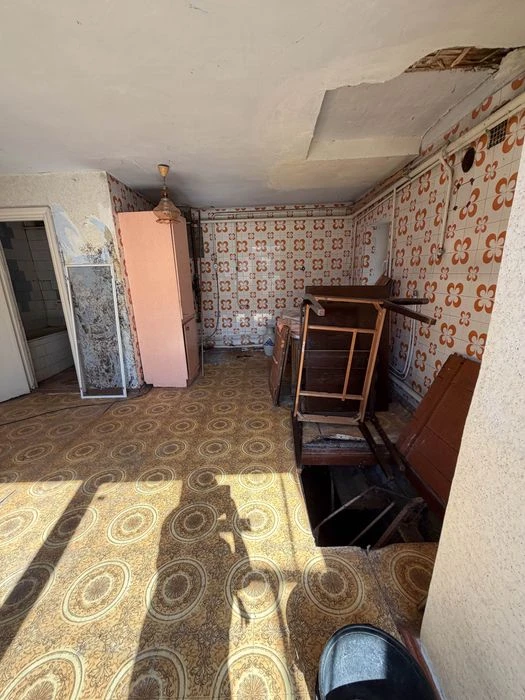A GOOD HOUSE in the very center of the village of Kotovsky on Marselsk