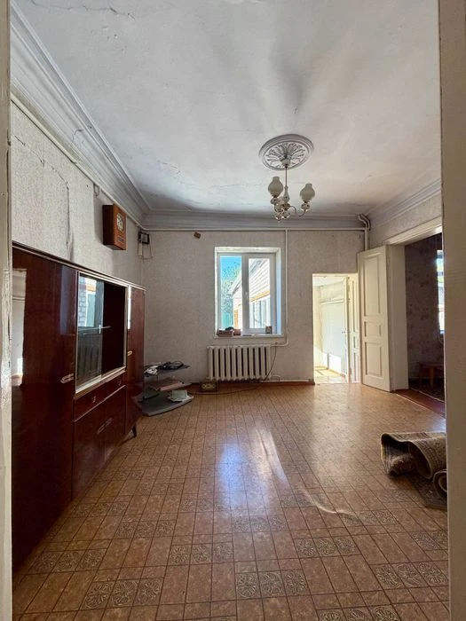A GOOD HOUSE in the very center of the village of Kotovsky on Marselsk