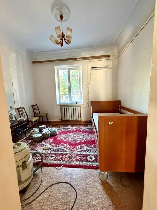 A GOOD HOUSE in the very center of the village of Kotovsky on Marselsk