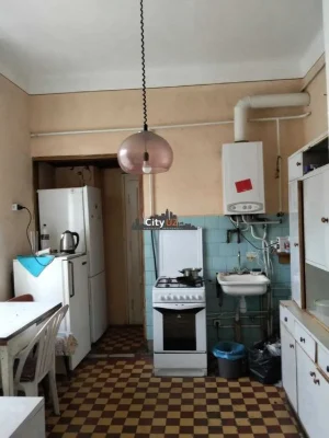 Продається старочеська 3-кімнатна квартира в центрі