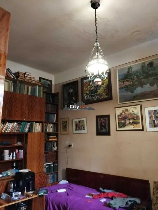 Продається старочеська 3-кімнатна квартира в центрі