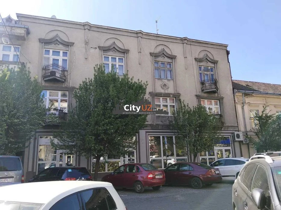 Продається старочеська 3-кімнатна квартира в центрі
