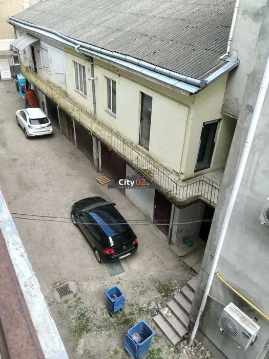 Продається старочеська 3-кімнатна квартира в центрі