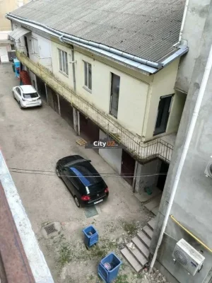 Продається старочеська 3-кімнатна квартира в центрі