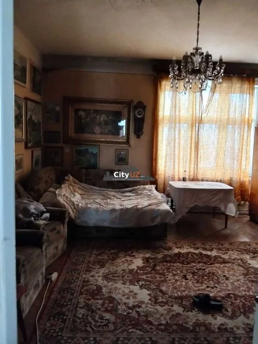 Продається старочеська 3-кімнатна квартира в центрі