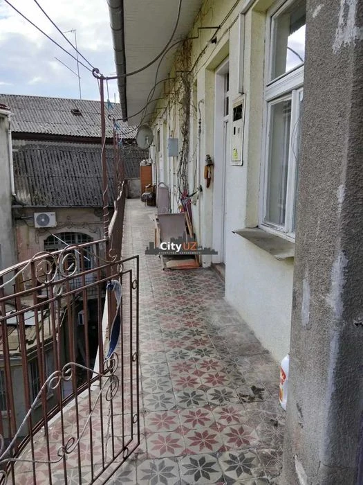 Продається старочеська 3-кімнатна квартира в центрі