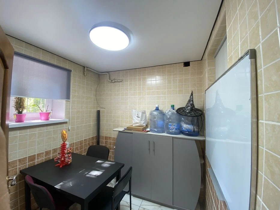 Продам 2к  45 м  з  євроремонтом під офіс , салон, кабінет