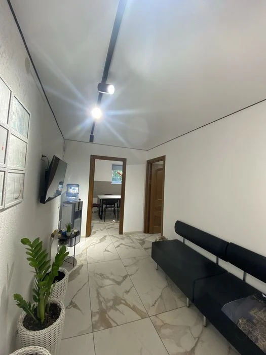 Продам 2к  45 м  з  євроремонтом під офіс , салон, кабінет