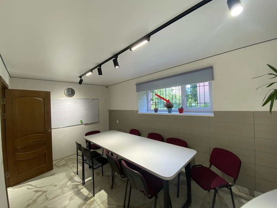 Продам 2к  45 м  з  євроремонтом під офіс , салон, кабінет