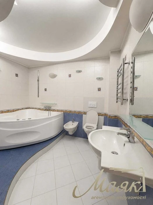 3-room apartment for sale in the residential complex Novopecherski Lipky, Zvirynetska, Pec