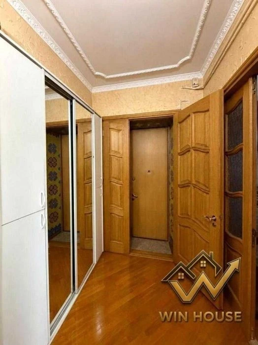 I am selling a 3-room apartment near the metro station Nivki, Beresteysky Avenue