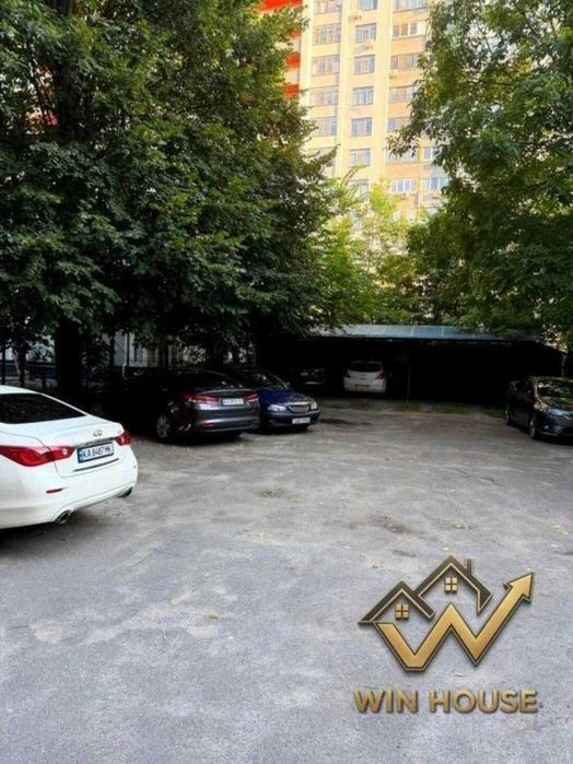 I am selling a 3-room apartment near the metro station Nivki, Beresteysky Avenue