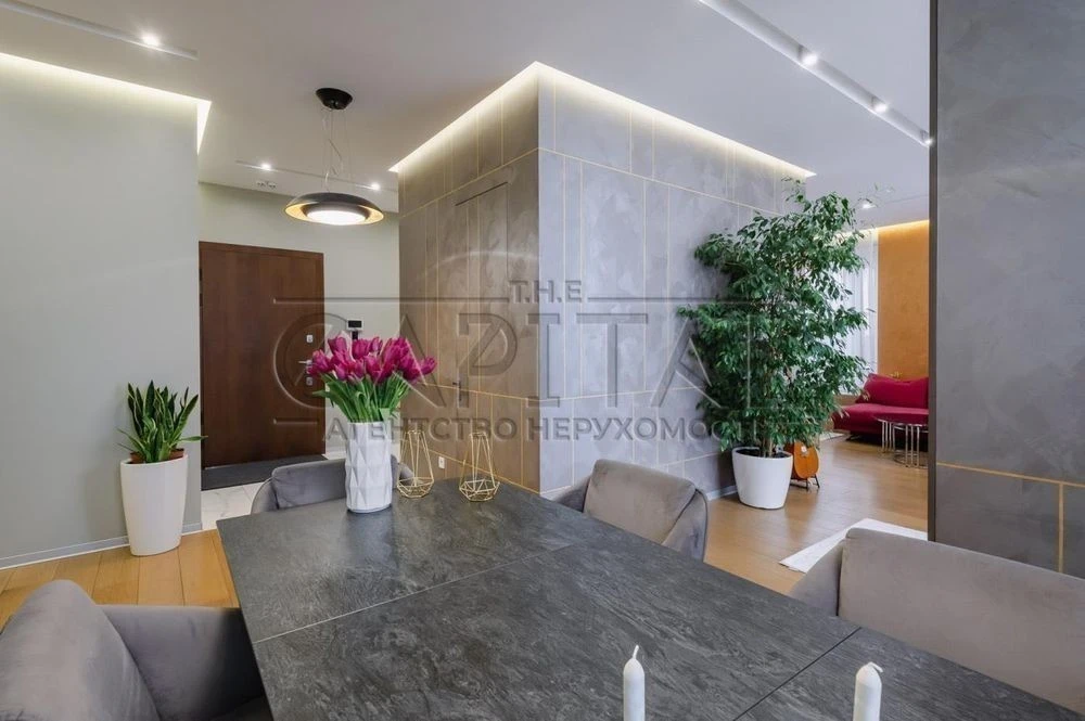 Exclusive 4-room apartment 195m² with its own open terrace