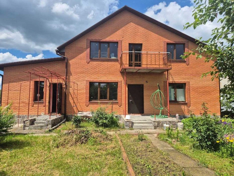 Продам 2-х поверховий будинок з усіма комунікаціями  біля Оз