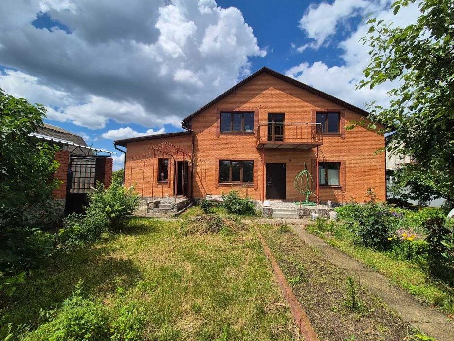 Продам 2-х поверховий будинок з усіма комунікаціями  біля Оз