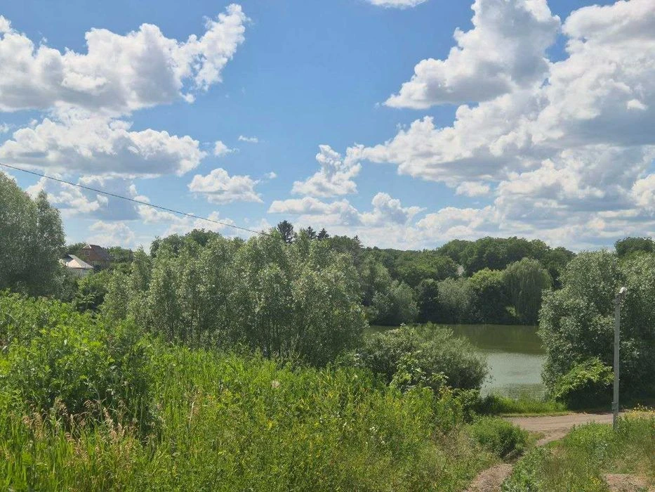 Продам 2-х поверховий будинок з усіма комунікаціями  біля Оз