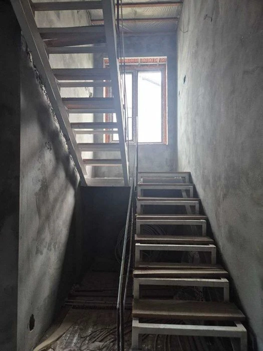 Продам 2-х поверховий будинок з усіма комунікаціями  біля Оз
