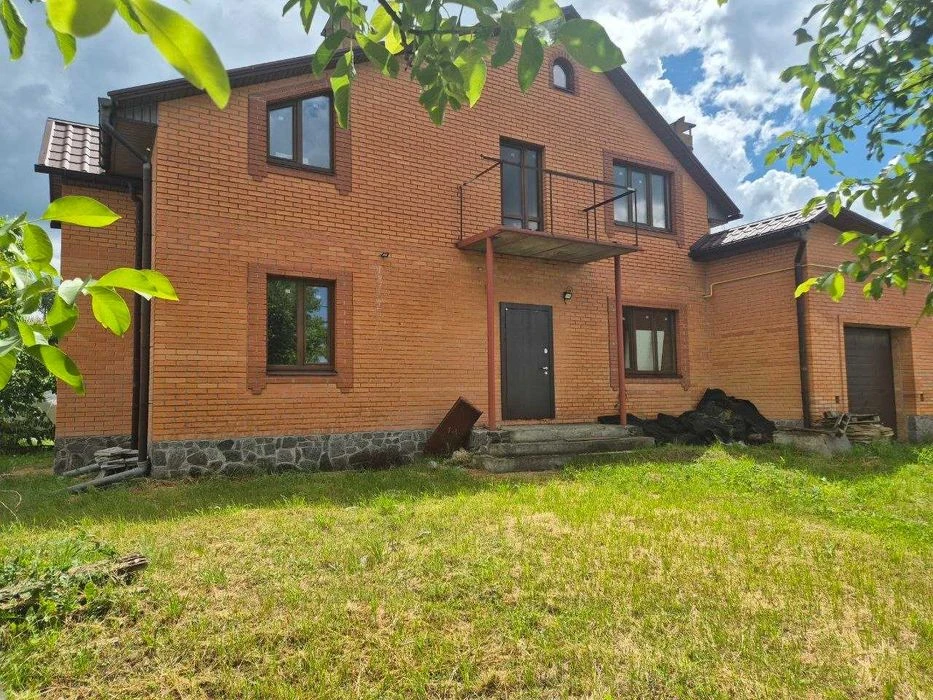 Продам 2-х поверховий будинок з усіма комунікаціями  біля Оз