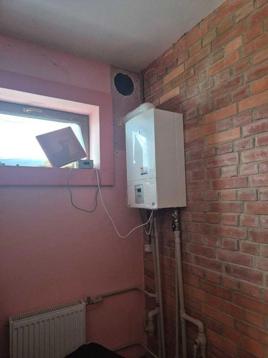 Продам 2-х поверховий будинок з усіма комунікаціями  біля Оз