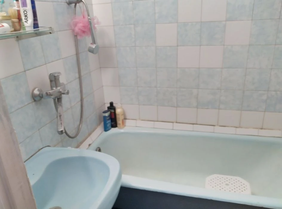 Продам 3х кімнатну  з видом на набережну