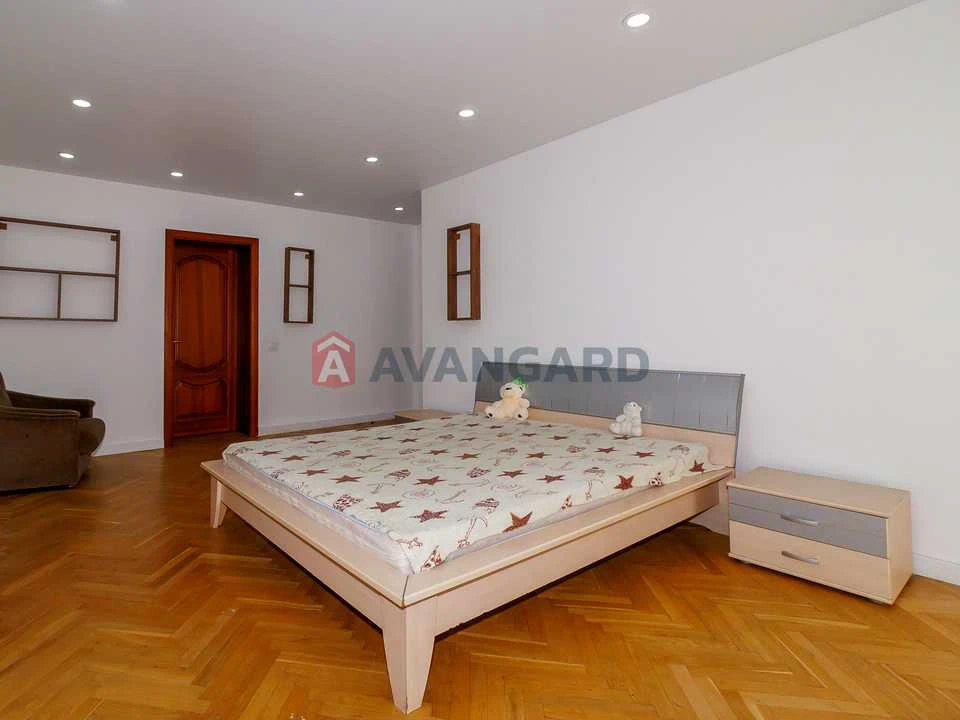 Apartment. Kyiv, Hetmana Kyryla Razumovsky str. (Mykola K