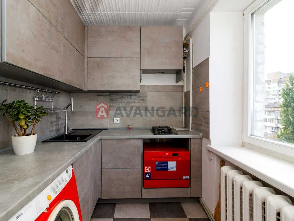 Apartment. Kyiv, Hetmana Kyryla Razumovsky str. (Mykola K