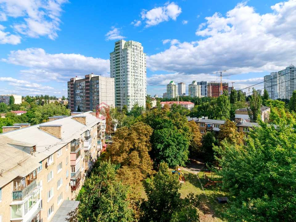Apartment. Kyiv, Hetmana Kyryla Razumovsky str. (Mykola K