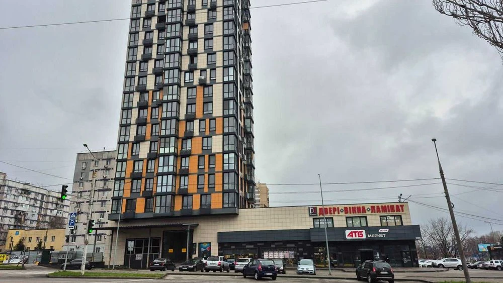 *A 3-room apartment is available for purchase in the residential complex "River Hall" on the street.