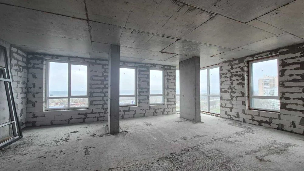 *A 3-room apartment is available for purchase in the residential complex "River Hall" on the street.