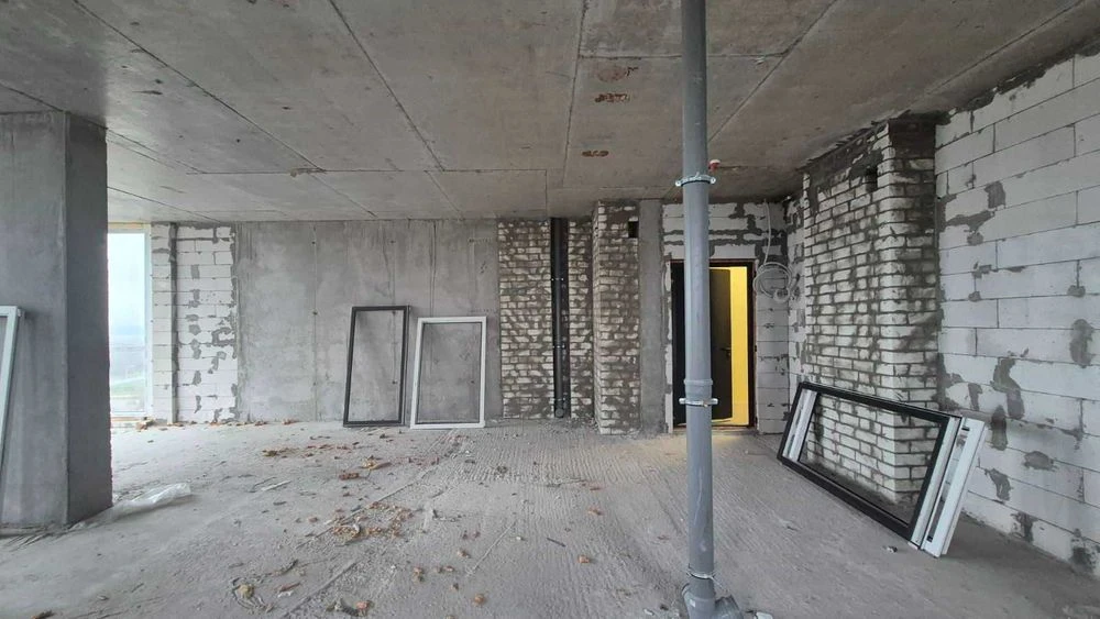*A 3-room apartment is available for purchase in the residential complex "River Hall" on the street.