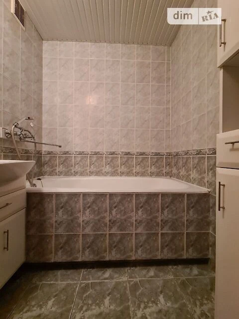 Sale of 2-room apartment 58 sq. m. on Vyacheslav Chornovola Street 10