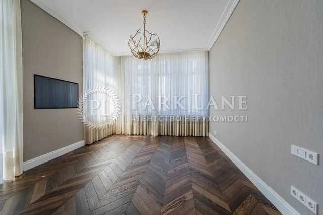 Newly renovated apartment for sale in Novopecherskie Lypky residential complex