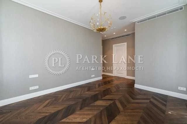 Newly renovated apartment for sale in Novopecherskie Lypky residential complex
