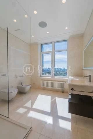 Newly renovated apartment for sale in Novopecherskie Lypky residential complex