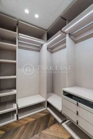 Newly renovated apartment for sale in Novopecherskie Lypky residential complex