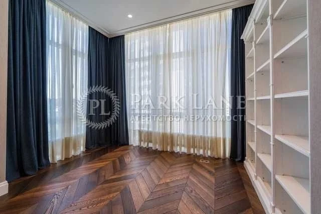 Newly renovated apartment for sale in Novopecherskie Lypky residential complex