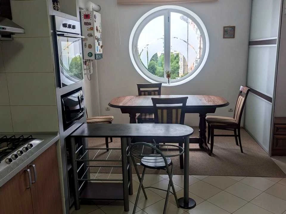 Apartment. Ivano-Frankivsk, Vovchynetska St.