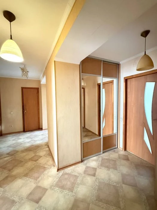 Продам простору 3 кімнатну квартиру в Центральній частині мі