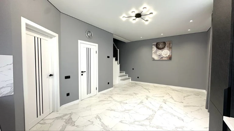 Townhouse / Duplex with renovation, city limits, gas heating