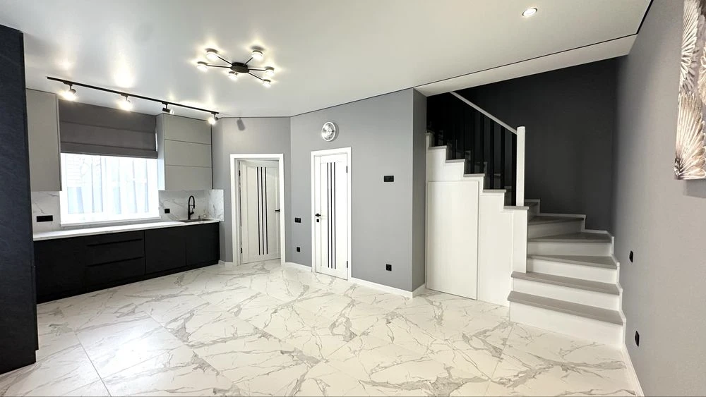 Townhouse / Duplex with renovation, city limits, gas heating